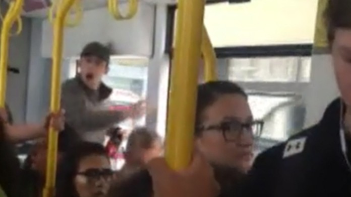 Mladík bezdôvodne zaútočil na muža v električke.