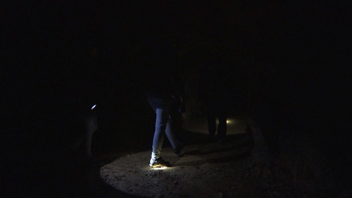 Slovenské opálové bane sú niekoľko metrov pod zemou a je v nich úplná tma.