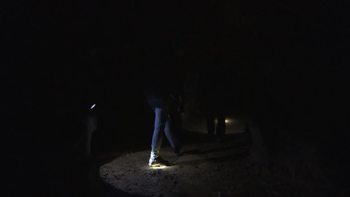 Slovenské opálové bane sú niekoľko metrov pod zemou a je v nich úplná tma.