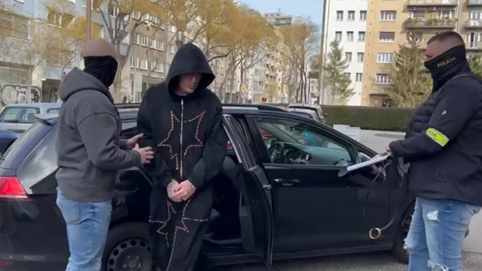 Rapera z Česka priviezli pred sudcu.
