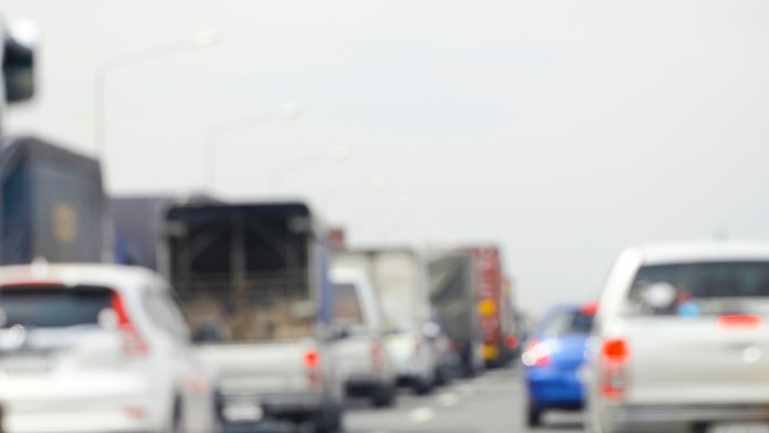 Strhnuté trolejové vedenie zablokovalo ulicu v smere do Bratislavy. Cesta má byť pár hodín neprejazdná