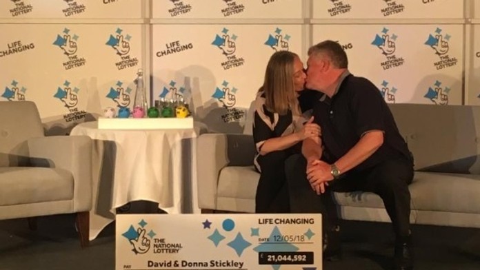 Donna a David Stickleyovci vyhrali 21 miliónov libier