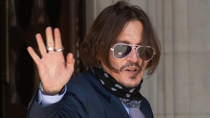 Hasiči zasahujú pri požiari v Dúbravke.