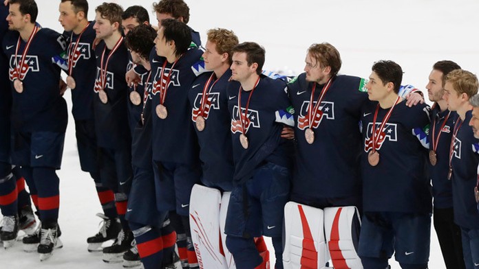 Hokejisti USA s bronzovými medailami z MS 2021 v Rige.
