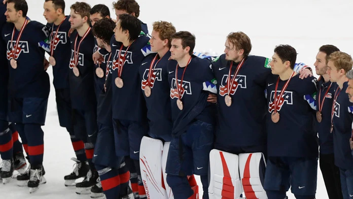 Hokejisti USA s bronzovými medailami z MS 2021 v Rige.