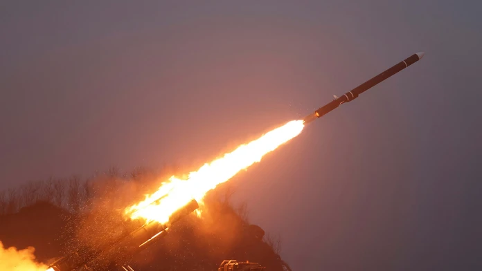 Severná Kórea oznámila, že odpálila strategickú strelu s plochou dráhou letu.