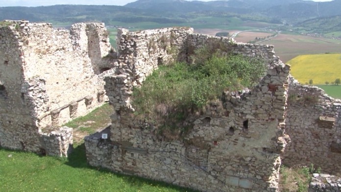 Spišský hrad praská.