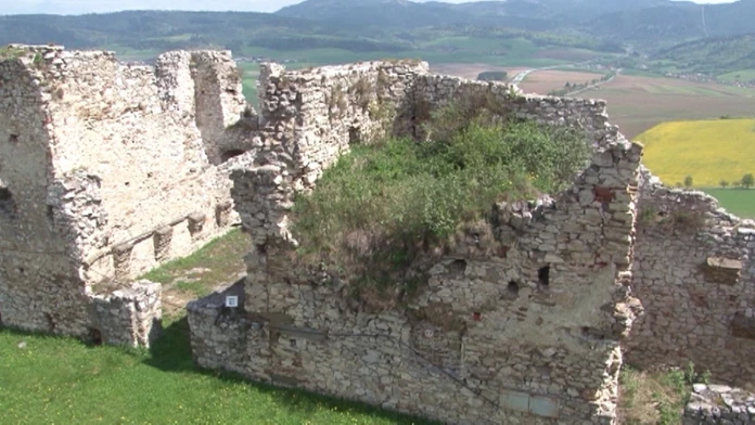 Spišský hrad praská.
