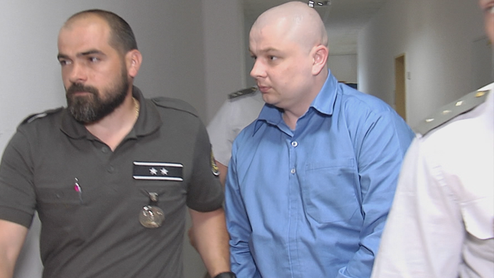 Otec a zároveň otčim týral osem detí