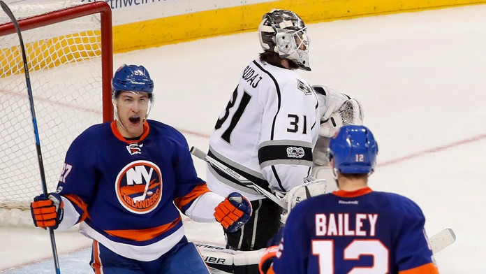 Anders Lee (Islanders) sa teší z gólu do siete brankára Kings Petra Budaja.