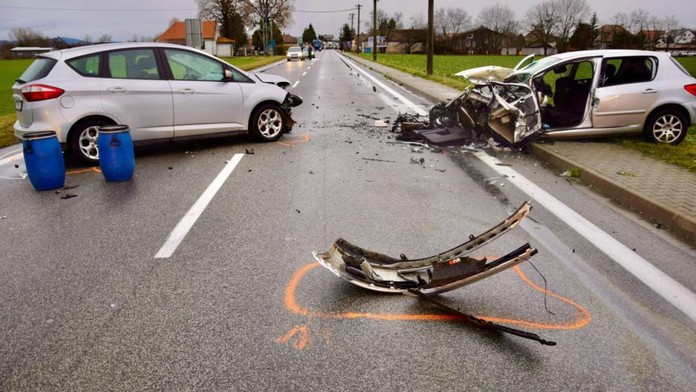 Hlásia piatich zranených. Opitý vodič spôsobil nehodu v čase, kedy mal zákaz šoférovania