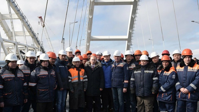 Putin na slávnostnom otvorení mosta. 