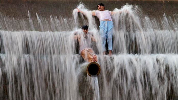 Horúčavy v južnej Ázii pripravia každé leto o život tisíce ľudí. 