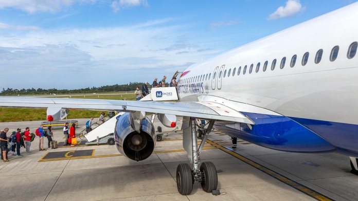 Sme príliš ťažkí. Prepáčte, ale 20 ľudí musí vystúpiť, oznámil kapitán lietadla dovolenkárom