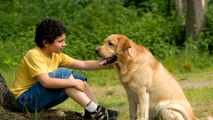 Matka ho nechala napospas osudu. Chlapec vyrastal medzi psami a komunikoval štekaním