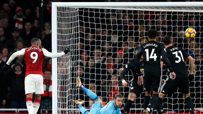 Jakub Mareš (Slovan) a brankár Igor Šemrinec.