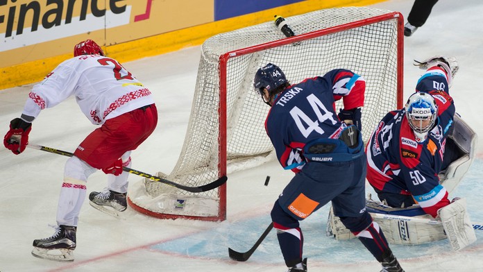 Na snímke sprava brankár Ján Laco, Peter Trška (obaja Slovensko) a gól strieľa Michail Stefanovič (Bielorusko).