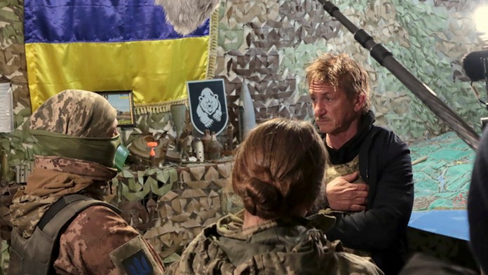 Sean Penn pricestoval natočiť dokument o Ukrajine.