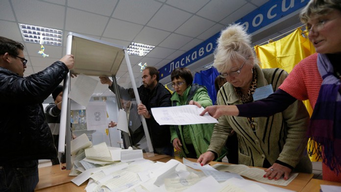 Vysypávanie volebný urien po voľbách na Ukrajne.