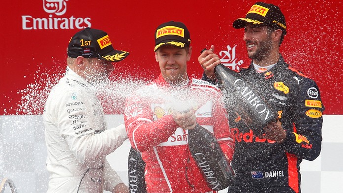 Vľavo fínsky pilot F1 Valtteri Bottas, druhý bol Nemec Sebastian Vettel a tretí Austrálčan Daniel Ricciardo.