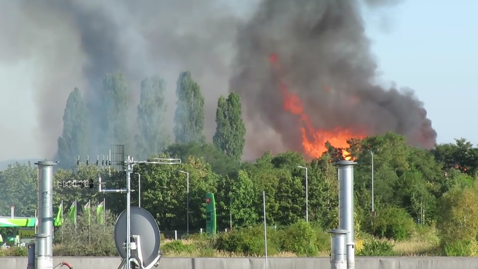 Z miesta šľahali veľké plamene.png