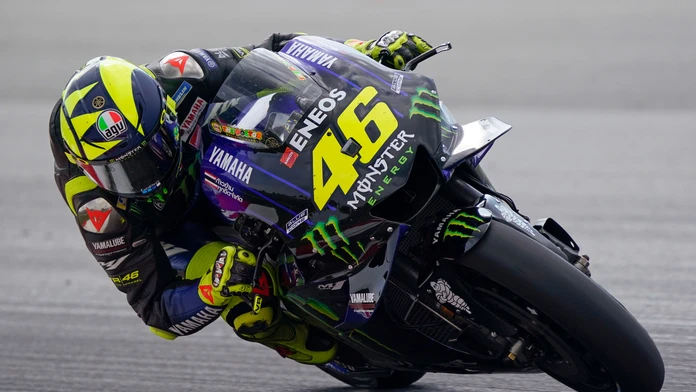 Talian Valentino Rossi na trati počas preteku triedy MotoGP na Veľkej cene Malajzie.
