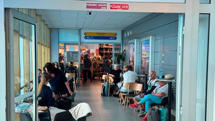Desiatky dovolenkárov uviazli na košickom letisku. Let do Chorvátska mešká celé hodiny