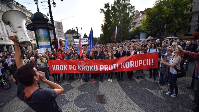 Účastníci 3. Veľkého protikorupčného pochodu na Hviezdoslavovom námestí.