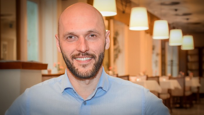 Plesové šaty bez rukávov.