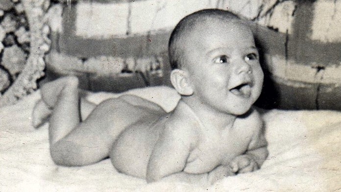 Spoznávate toto rozkošné bábätko? Dnes je z neho hudobná legenda