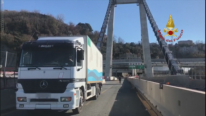 Posledný nákladiak na moste v Janove