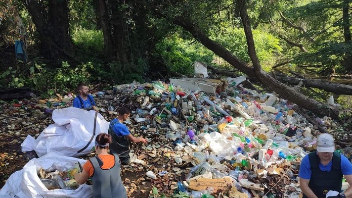 Gauče, bicykle, chladničky. Čierna skládka na východe Slovenska, ktorá váži 16-tisíc ton, má zmiznúť