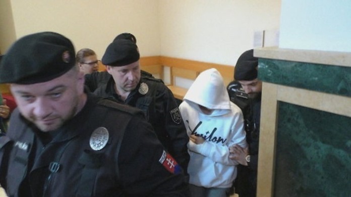 Miroslav Šatan, asistent trénera SR20 Martin Štrbák, Róbert Petrovický a ďalší asistent Viliam Čacho. 