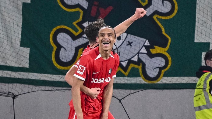 Hráč Freiburgu Kiliann Sildillia sa raduje z gólu