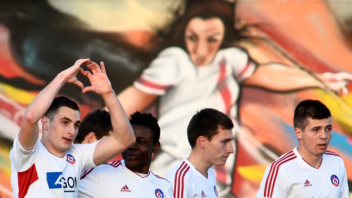 Trenčan Matúš Bero (vľavo) oslavuje gól v zápase Trenčín - Podbrezová.