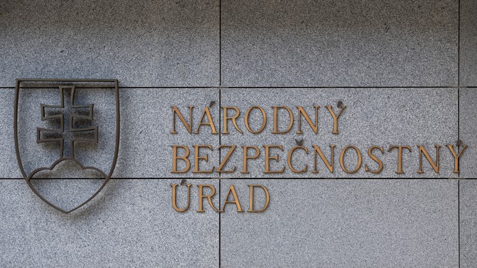 Na snímke tabuľa s nápisom na budove, v ktorej sídli Národný bezpečnostný úrad (NBÚ).