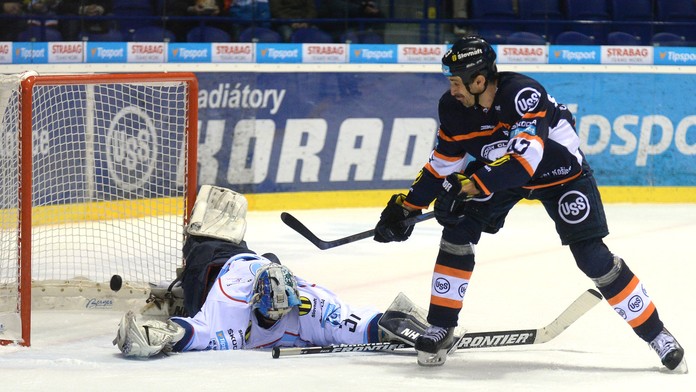 Na snímke vpravo hráč Košíc Peter Bartoš strieľa prvý gól brankárovi Nitry Michalovi Valentovi a 200. gól v lige