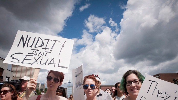Ženy v Ontáriu pripomenuli svoje právo na odhalené poprsie