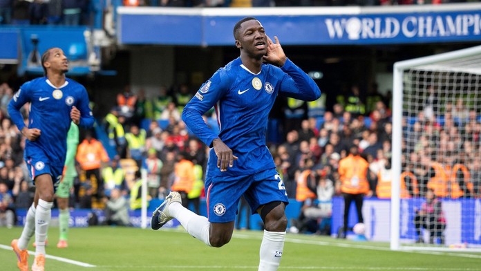 Arsenal poskočil do čela Premier League. V šlágri kola triumfovala Chelsea