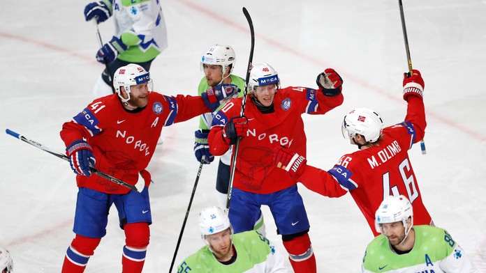 Nór Mathis Olimb (vpravo) oslavuje gól so spoluhráčmi Patrickom Thoresenom (vľavo) a Ken Andre Olimbom v dueli MS 2017 proti Slo