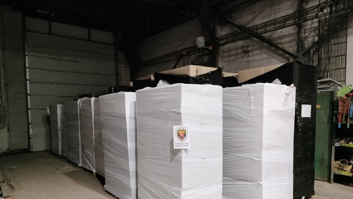 Balíky s nelegálne vyrobenými cigaretami