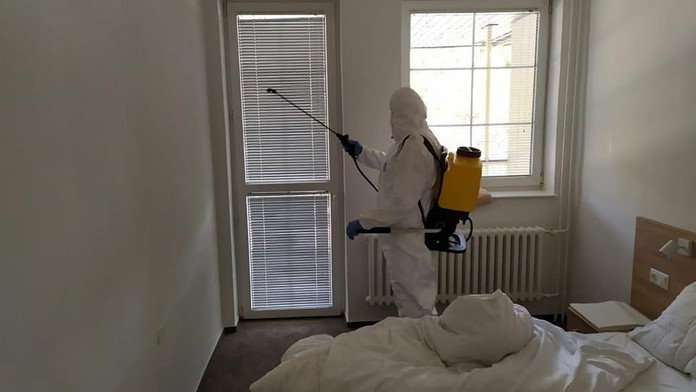 Americký prezident Donald Trump počúva počas tlačovej konferencie o koronavíruse 31. marca 2020 v Bielom dome vo Washingtone.