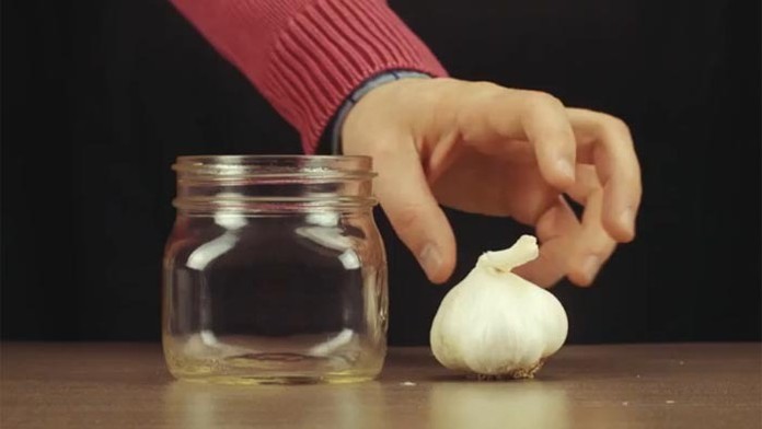 Najrýchlejší návod, ako očistíte cesnak.