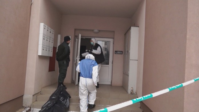 Mŕtve telo policajta pred bytovkou v Jelšave.
