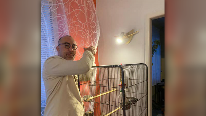 Marián Čurko sa našiel živý a zdravý. „Iba som bol mame vešať záclony a vybil sa mi mobil,“ napísal na Facebook