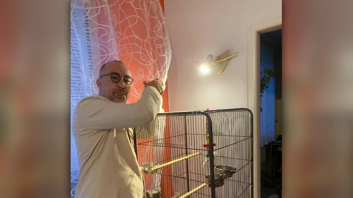Marián Čurko sa našiel živý a zdravý. „Iba som bol mame vešať záclony a vybil sa mi mobil,“ napísal na Facebook