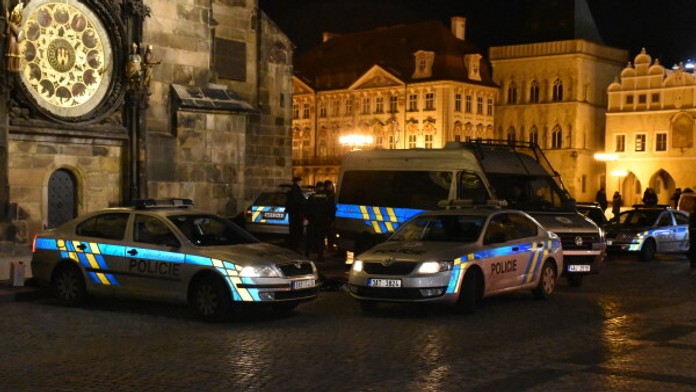 Muž spadol z veže medzi turistov.