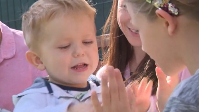 Na snímke Adamko, ktorý trpí rastovým ochorením.