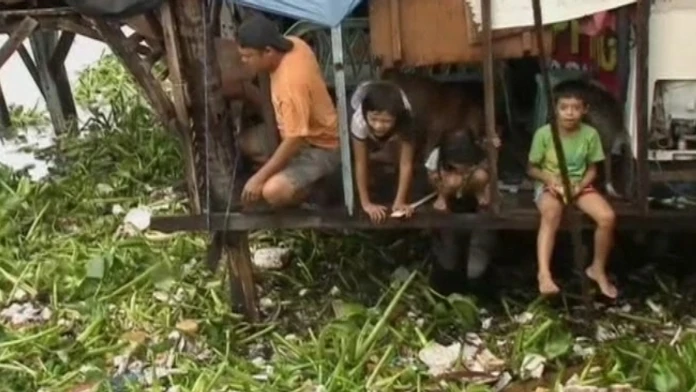 REUTERS_philippines-typhoon_evacuees_922web_jpg_bez_watermarku_1.jpg