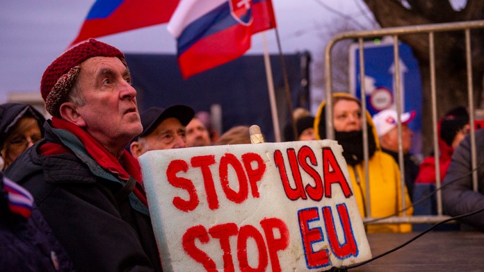 Účastníci protestného zhromaždenia proti obrannej dohode s USA.